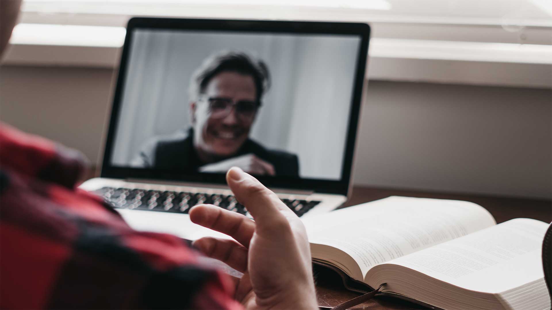 ¿Es posible asistir de forma remota (online) a la Junta de una sociedad? ¿Es posible asistir de forma remota (online) a la Junta de una sociedad?